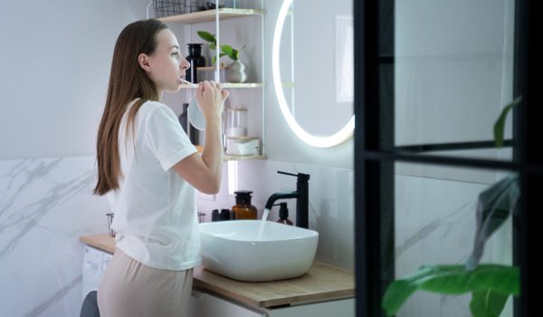 Kuinka koristella kehyksetön peili?