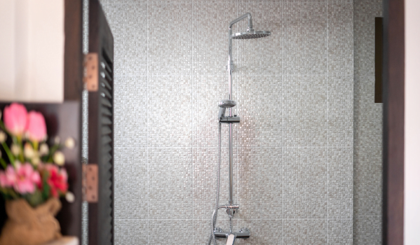 Kuinka poistaa kalkki suihkupäästä?