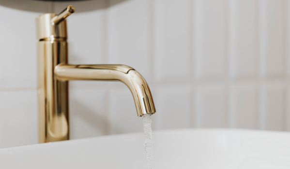 Kuinka vaihtaa hana pesualtaassa?