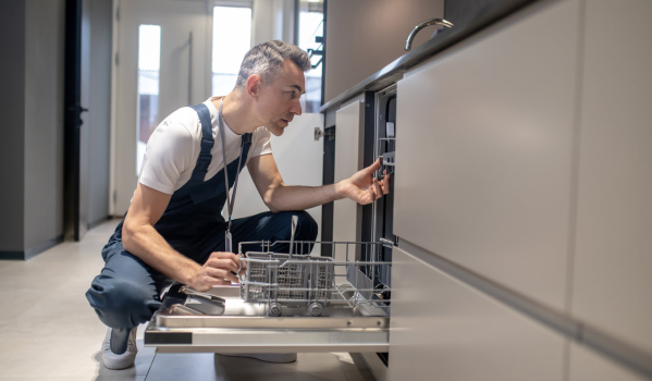 Kuinka liittää hajulukko astianpesukoneeseen?