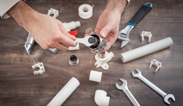 Kuinka asentaa neliömäinen suihkuallas?