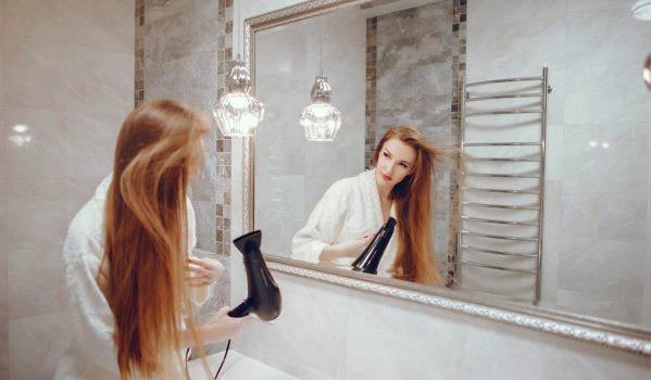 Millä korkeudella peili pesualtaan yläpuolella toimii parhaiten?