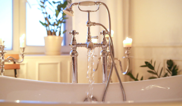 Kuinka mitata kylpyammeen hanan etäisyys?