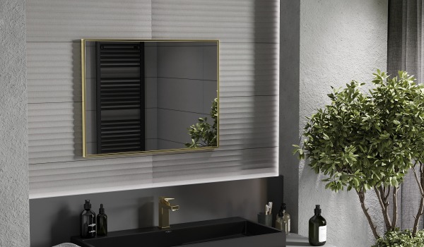 Kultaiset yksityiskohdat tummassa kylpyhuoneessa