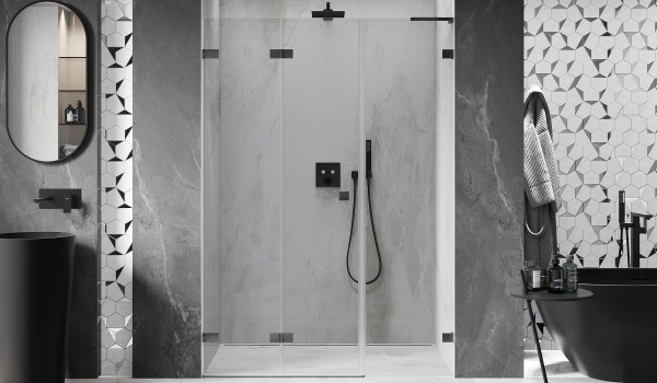 Kylpyhuone geometrisilla laatoilla seinällä