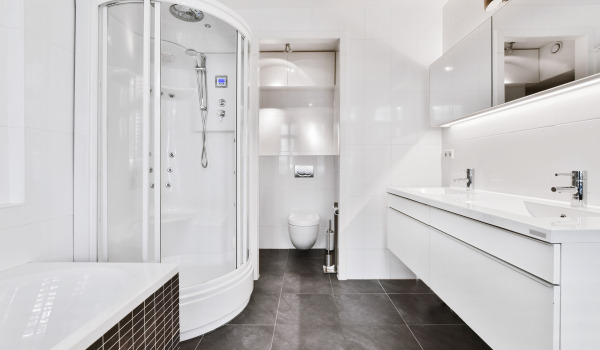 Suihkukaapit korokkeella tai ilman?