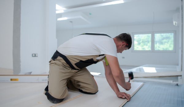 Mikä alusmateriaalin paksuus paneelien alle on sopiva?