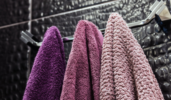 Kuinka ripustaa koukut tapeille?