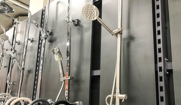 Millä korkeudella asentaa siirrettävä suihkusarja?