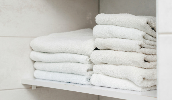 Kuinka ripustaa kylpyhuoneen hylly?