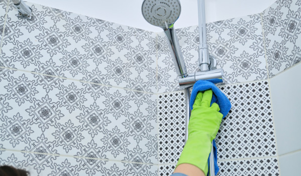 Kuinka puhdistaa suihkuletku ja suihkupää?